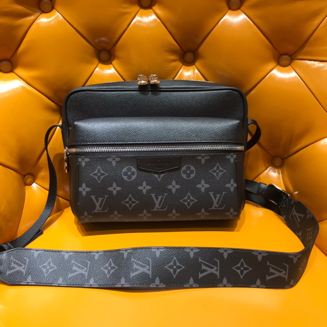 루이비통 아웃도어 메신저백 Louis Vuitton TAIGA Outdoor messenger M30233