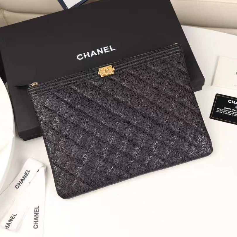 샤넬 보이 클러치 뉴미듐 램스킨 캐비어 금장 A84406