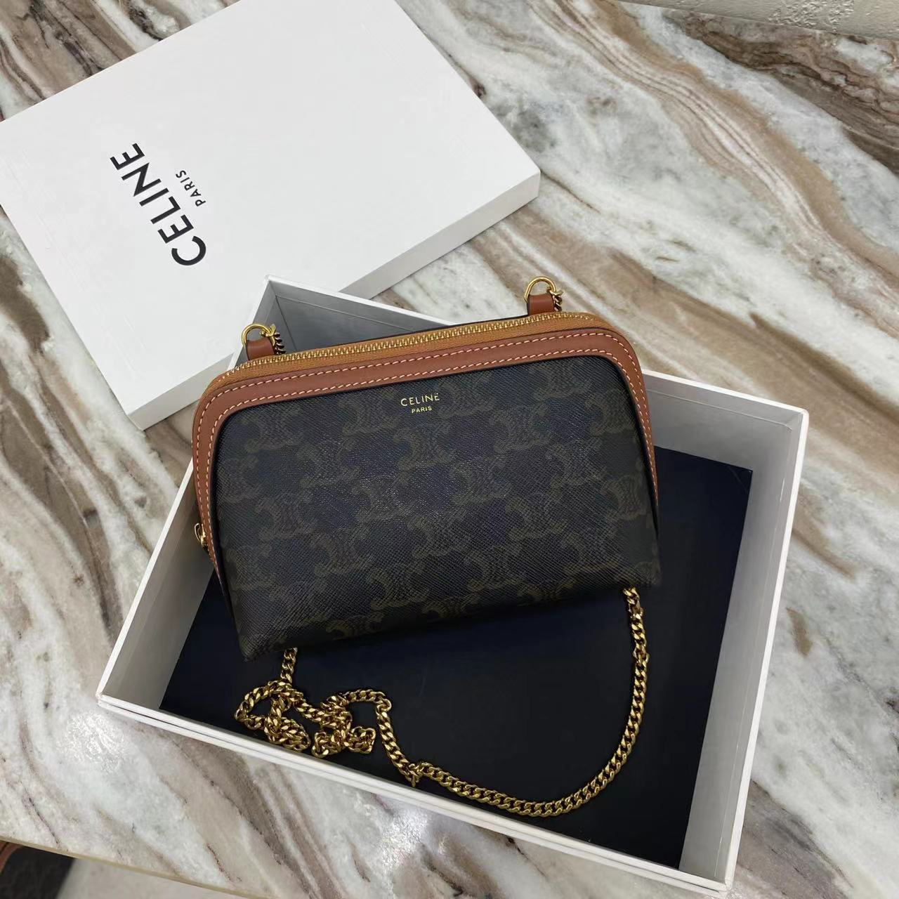 셀린느 로고 자수 트리오페 캔버스 램스킨 체인 클러치 탄 10E382CBX04LU