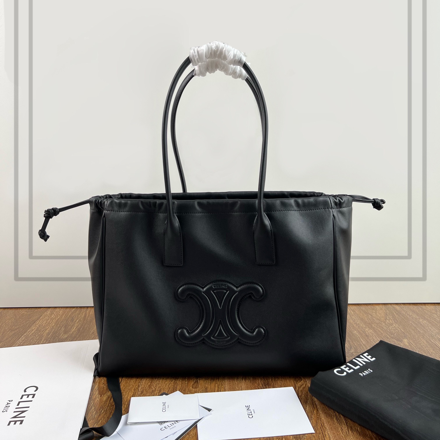 셀린느 카바스 퀴르 트리옴페 드로스트링 숄더백 04LU 199973DU3