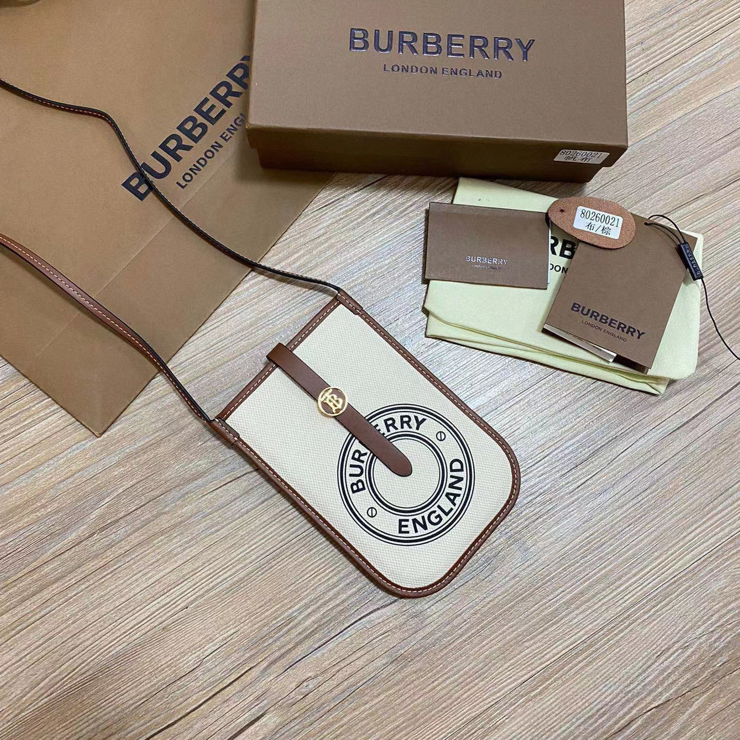 버버리 여성 그래픽 로고 휴대폰케이스 탄 크로스백 8040877