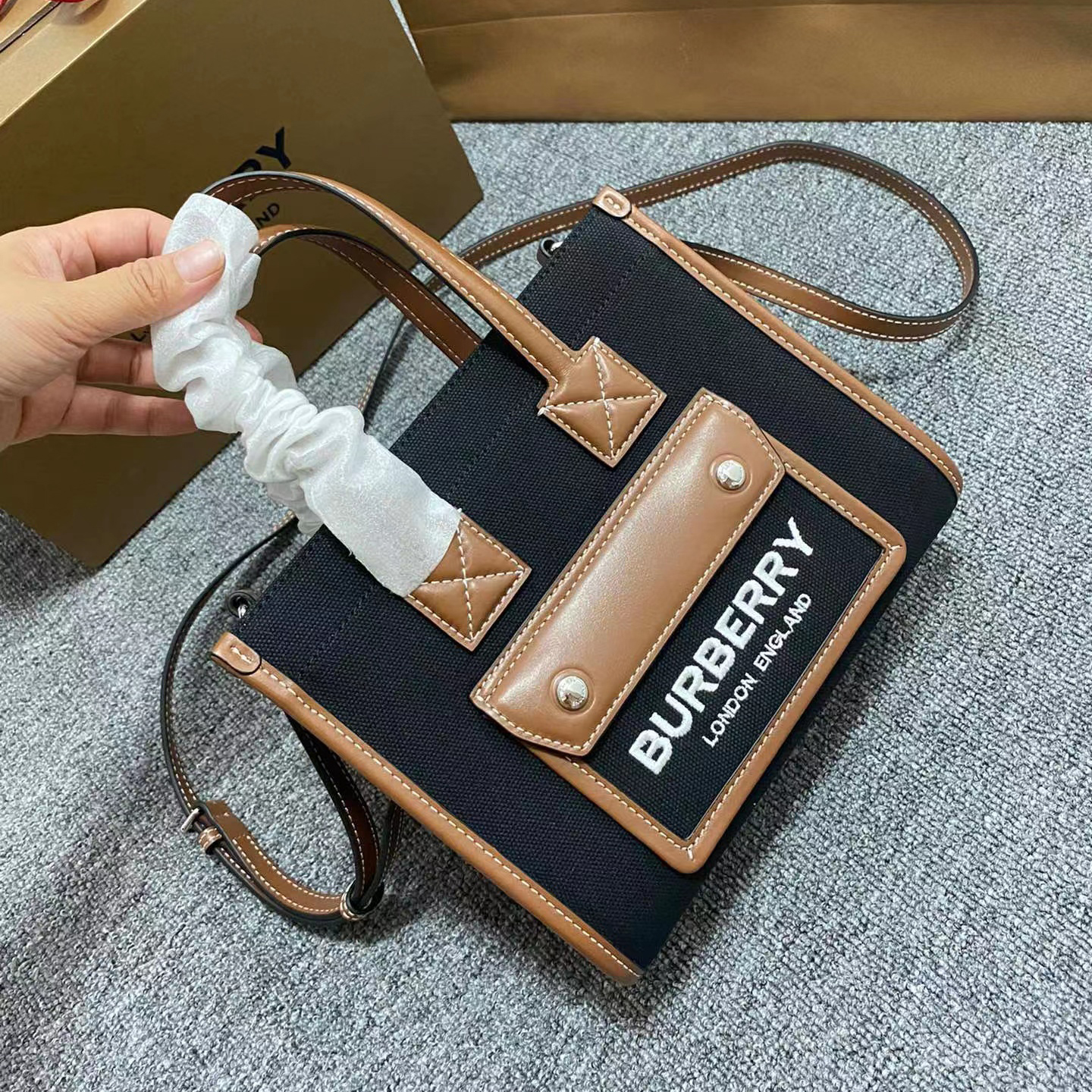 버버리 투톤 캔버스 레더 미니 프레야 토트 80557491