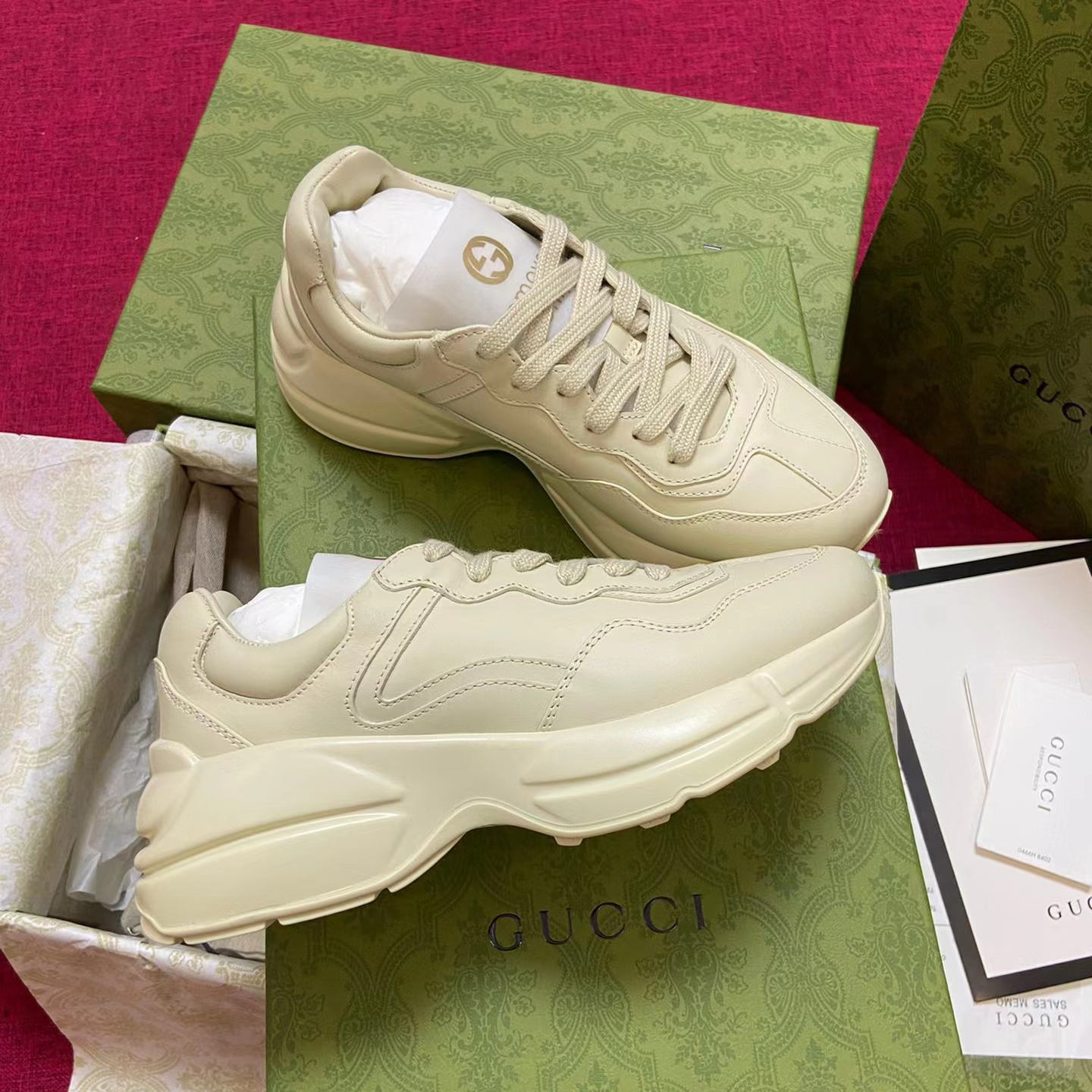 구찌 롸이톤 레더 스니커 디스트레스드 아이보리 550046-A9L00-9522