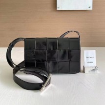 보테가베네타 카세트백 블랙 그린 667298VCQ718803