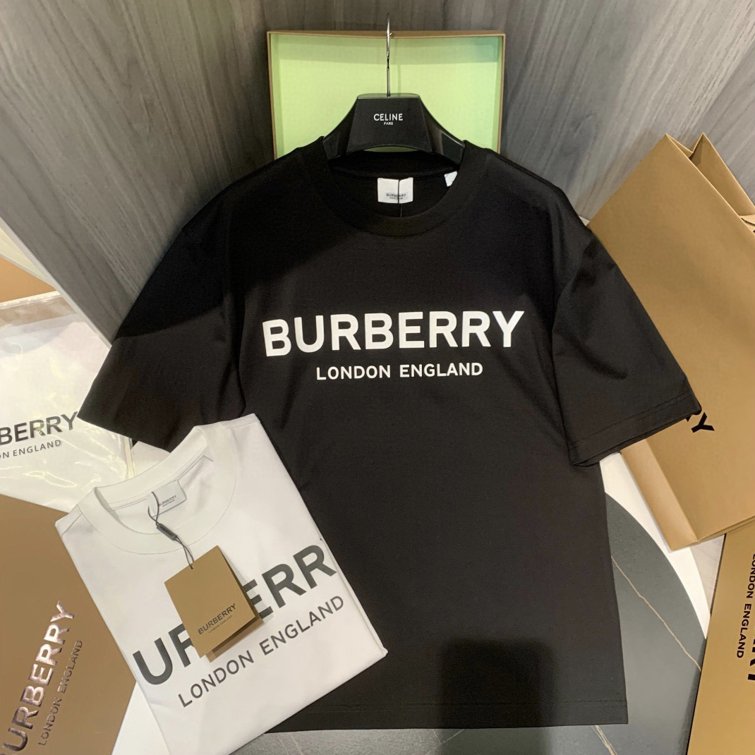 버버리 로고 프린트 코튼 티셔츠 블랙 루오지 반팔티셔츠 8026016