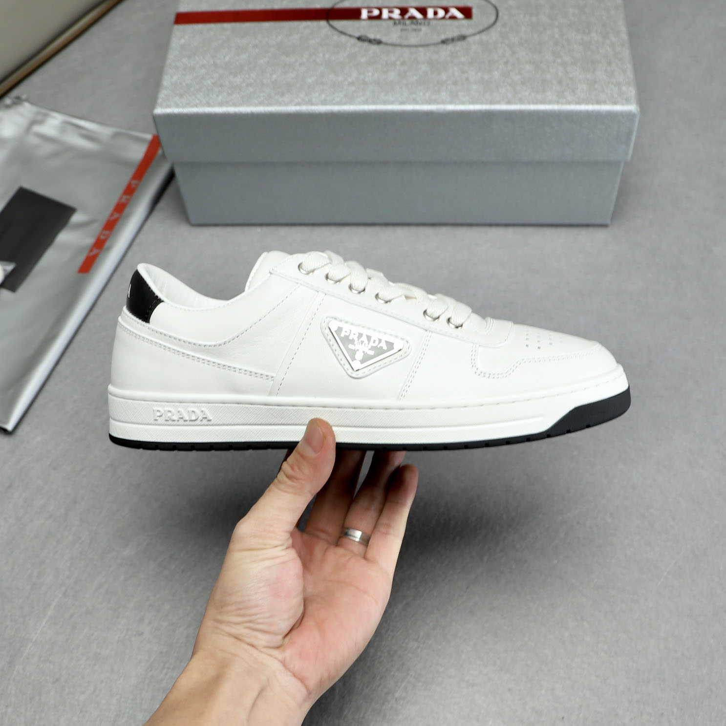 프라다 남성 다운타운 가죽 스니커즈 2EE364 3LJ6 F0964