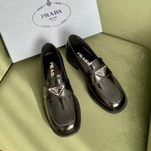 프라다 23SS 여성 삼각로고 로퍼 블랙 1D902M 055 F0002