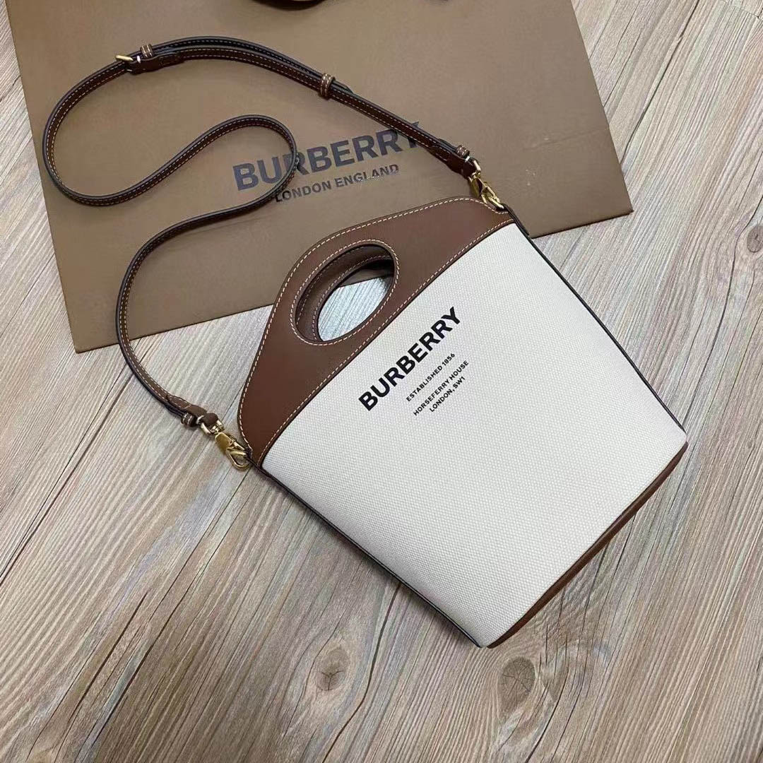 버버리 아울렛 투톤 캔버스 레더 버킷백 80462421