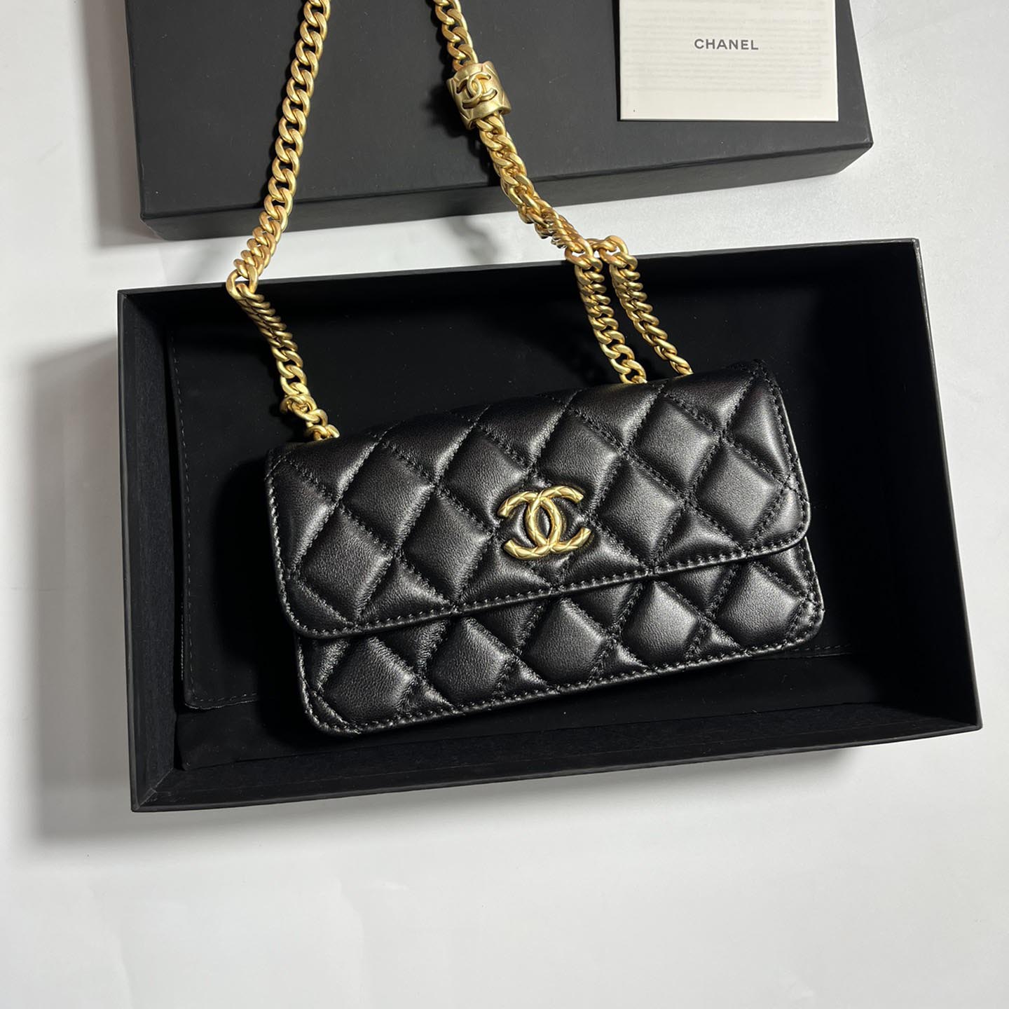 샤넬 플랩 폰 홀더 체인 백 AP3047 B09300 NK294