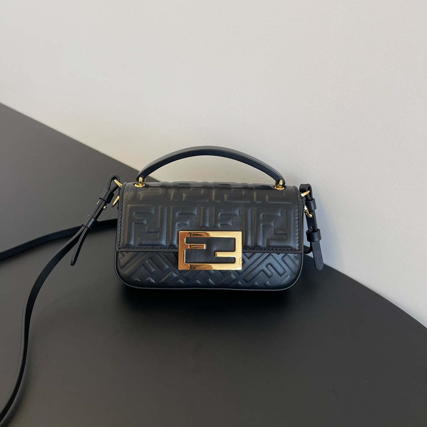 펜디 바케트 가죽 크로스백  3칼라 7AS142-AAJD-F0KUR