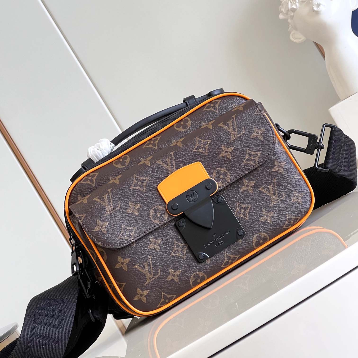 루이비통 남성 S-Lock 메신저 백 M46688