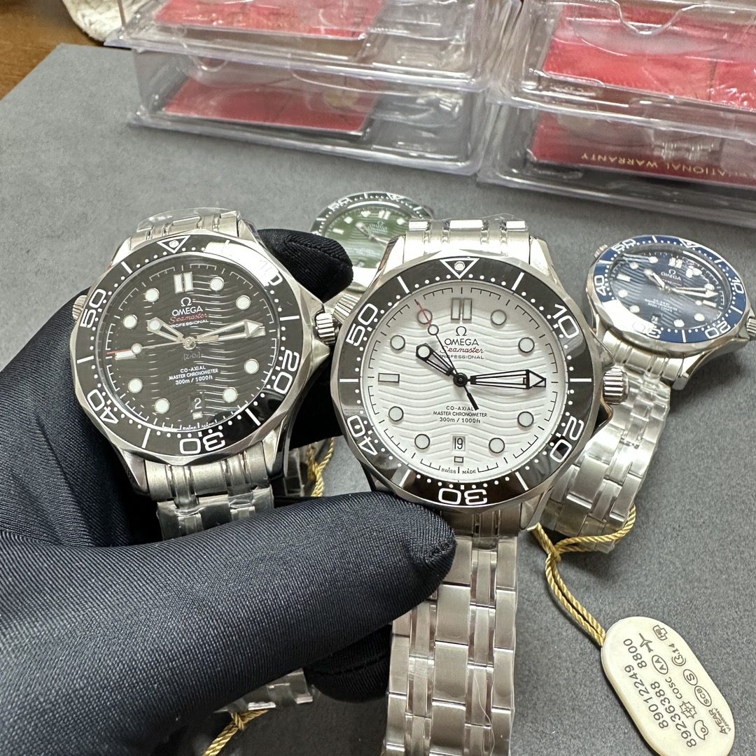 오메가 OMEGA 씨마스터 남성용 블랙 워치 42mm - 210.30.42.20.01.001