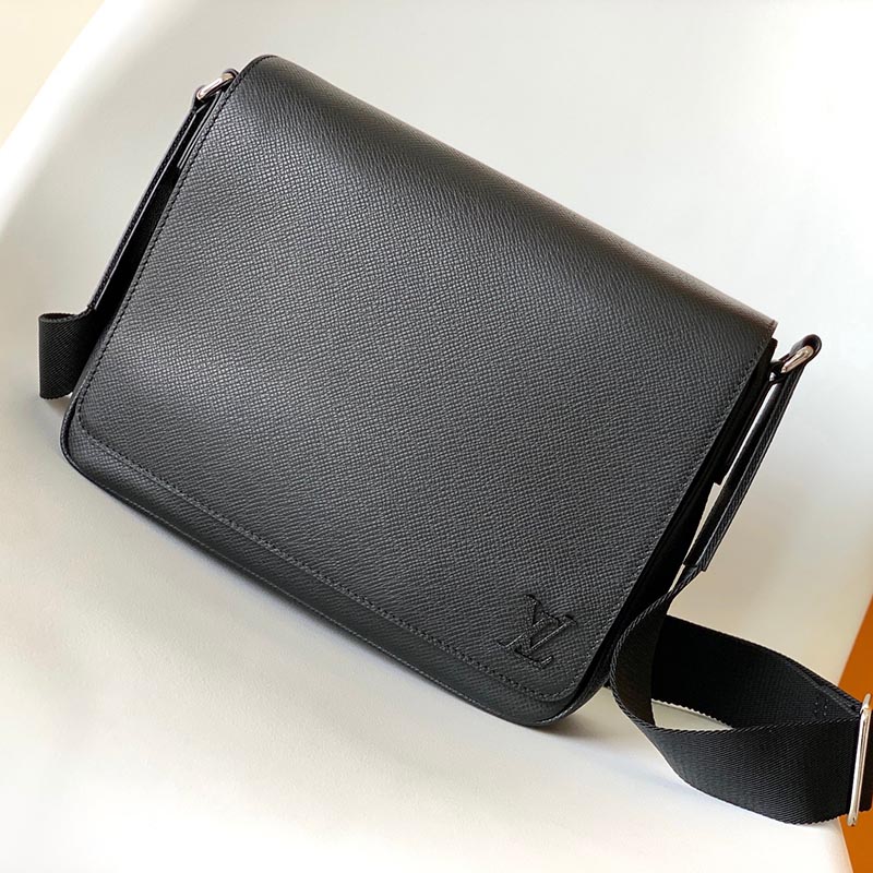 루이비통 타이가 가죽 디스트릭트 PM 메신저백 2칼라 M30850