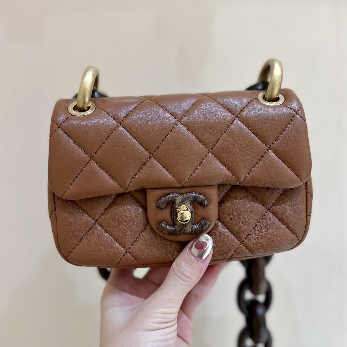 샤넬 23A 우드체인 미니 플랩백 AS4165