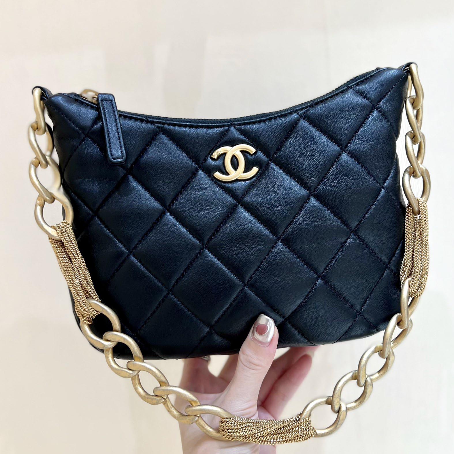 샤넬 23A CC로고 체인 호보 핸드백 AS4220