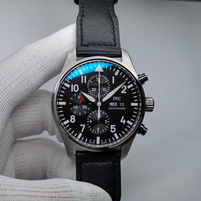IWC 아이더블유씨 파일럿 워치 크로노그래프 블랙 43MM 가죽밴드 시계 IW377709