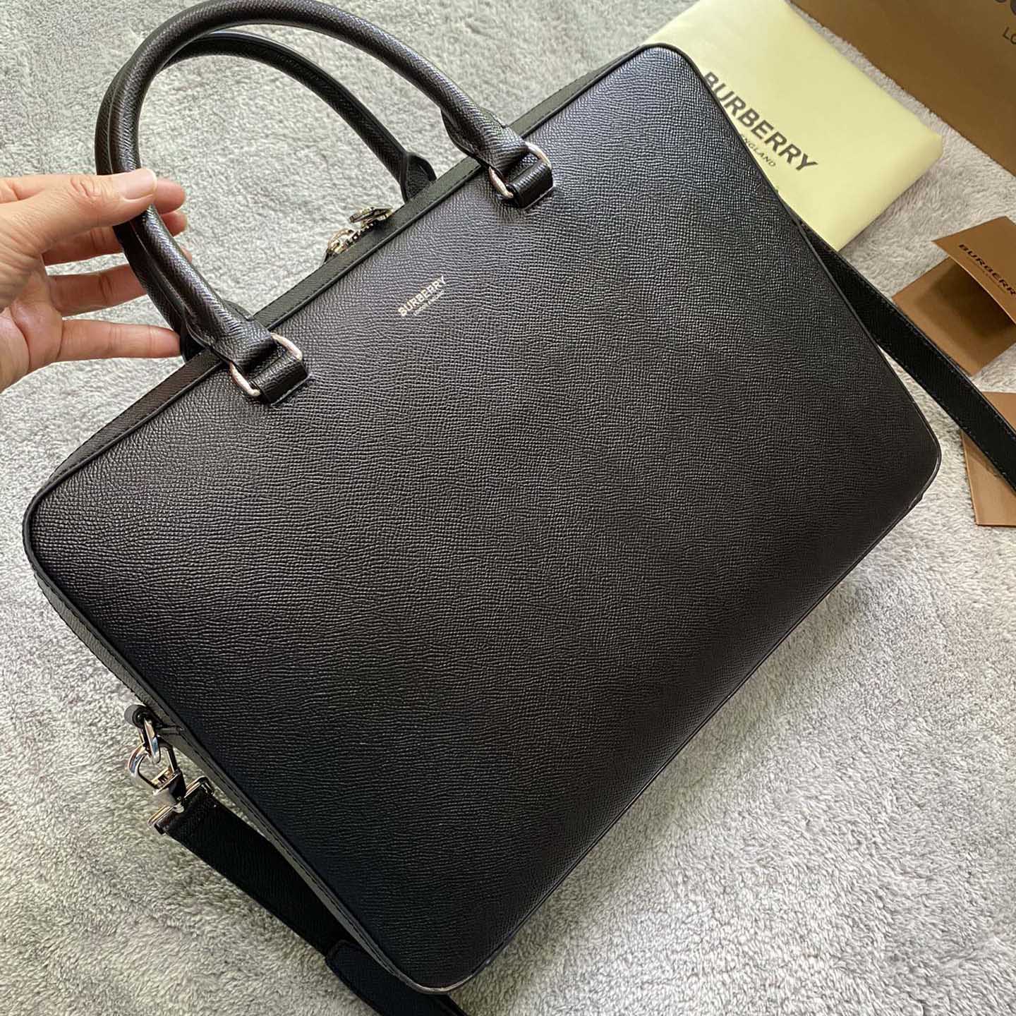 버버리 로고 에인스워스 레더 브리프케이스 8014265