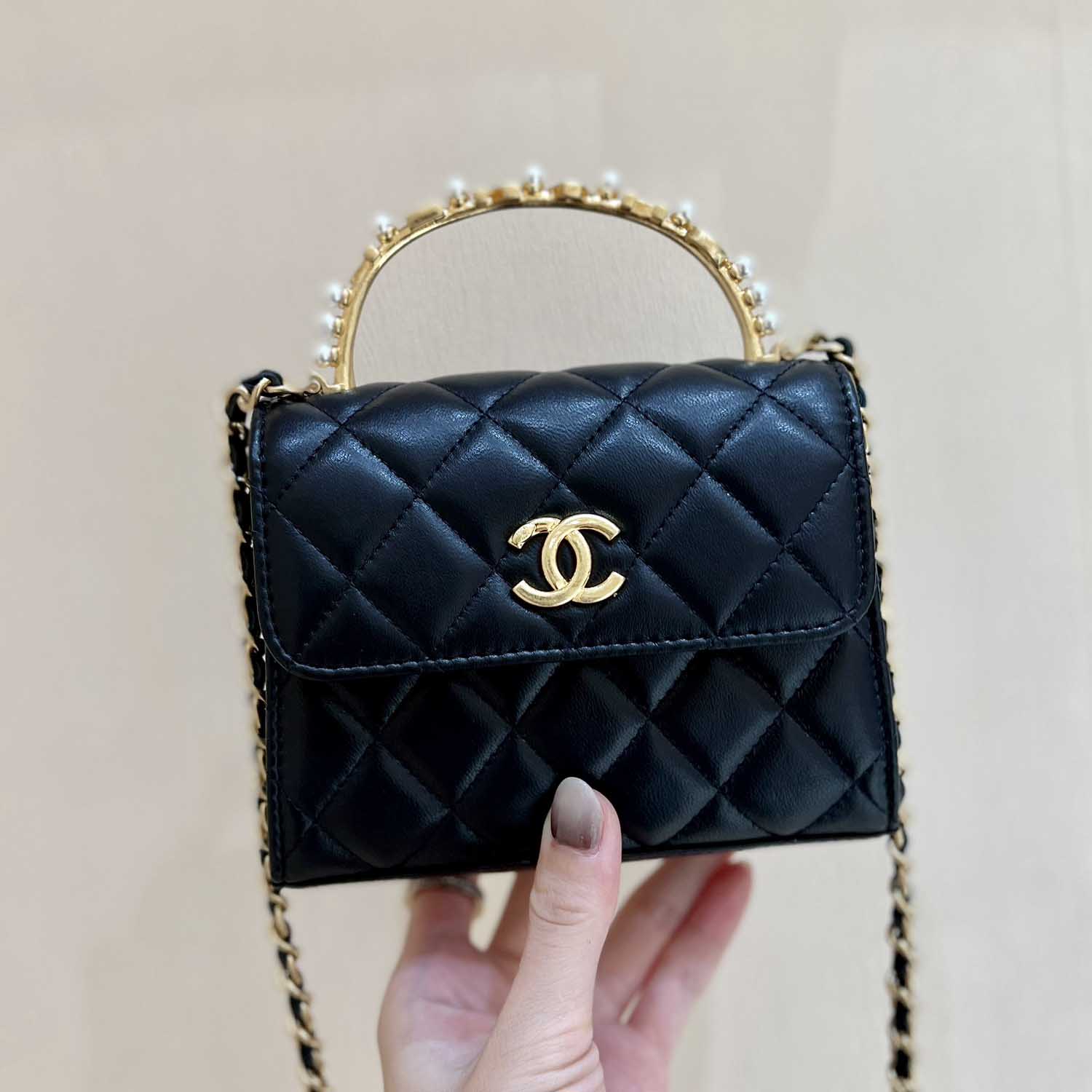 샤넬 23B 진주 로고 탑핸들 체인 미니백 AP3513