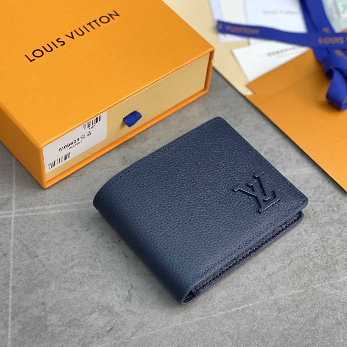 루이비통 멀티플 월릿 그레인 2칼라 M69829