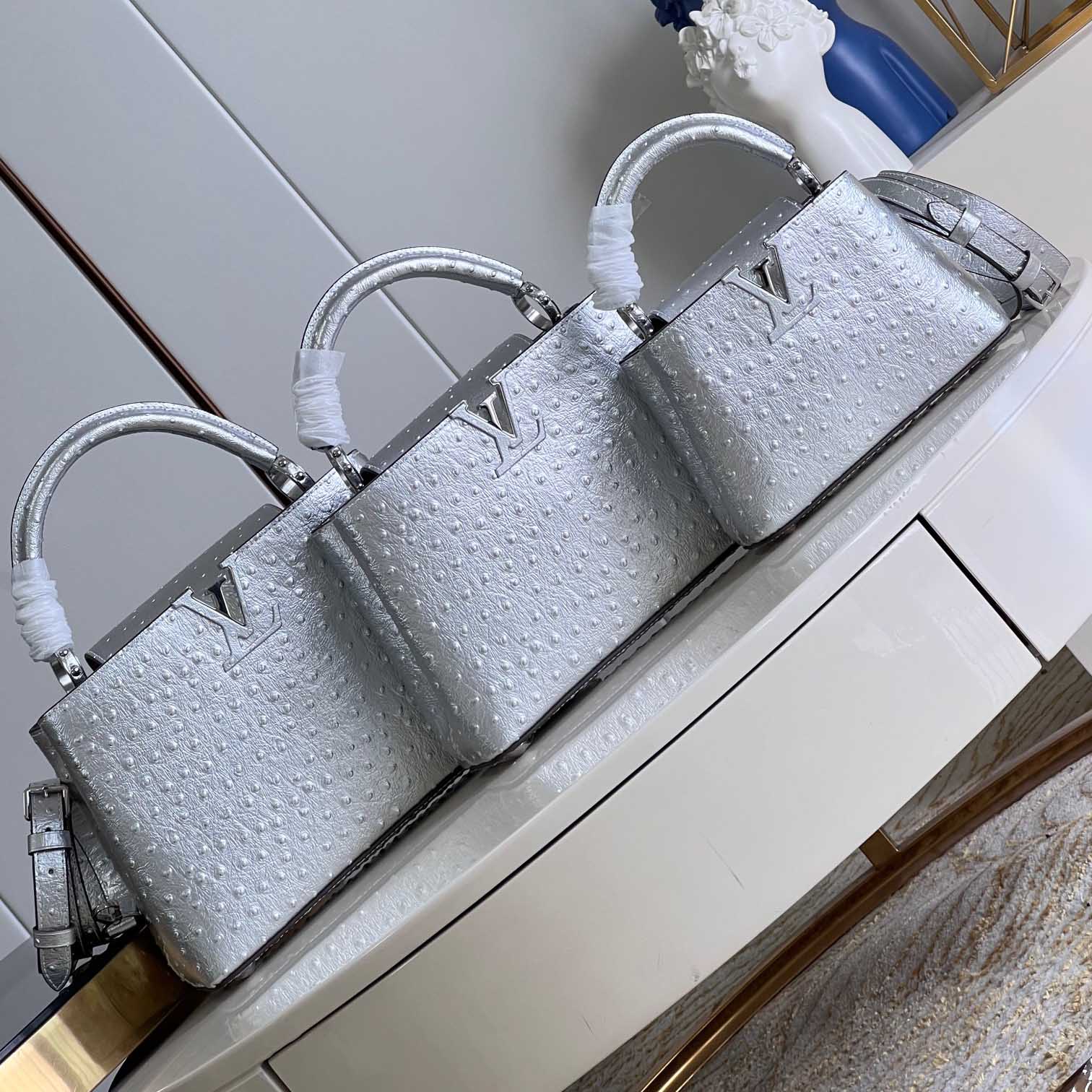 루이비통 타조가죽 실버 카퓌신 라지 미듐 미니 M81498