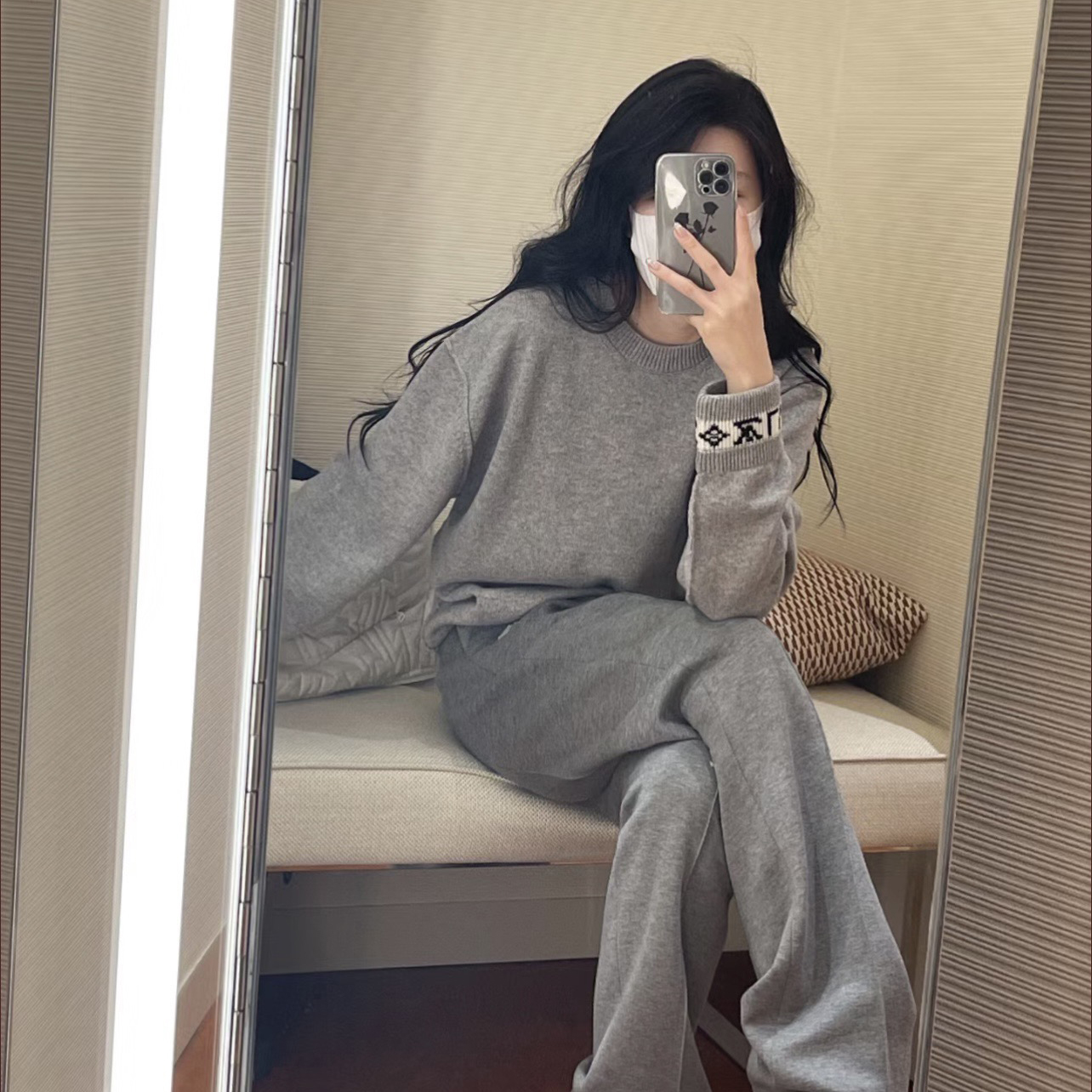 루이비통 LV 커프 캐시미어 크루넥 1AAU7J