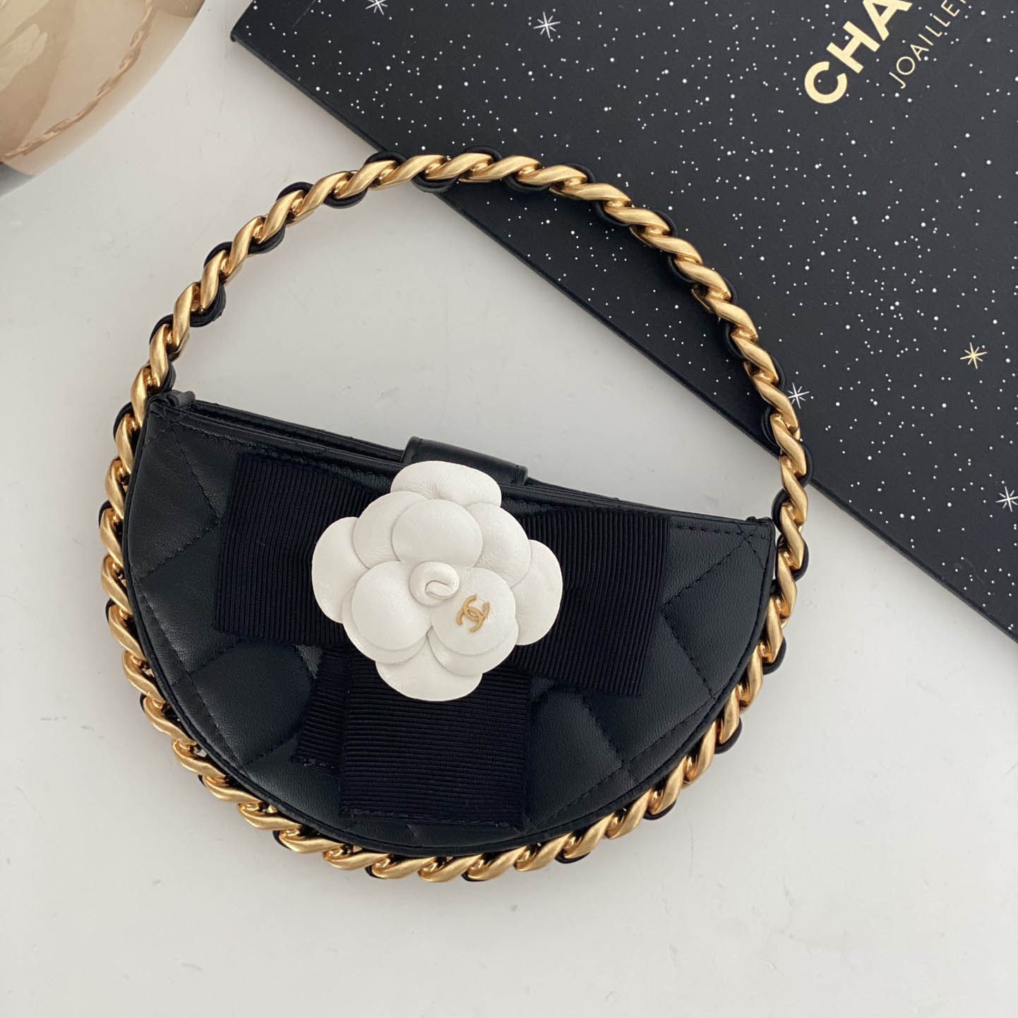 샤넬 23K 리본 까멜리아 체인 파우치 블랙 AP3584