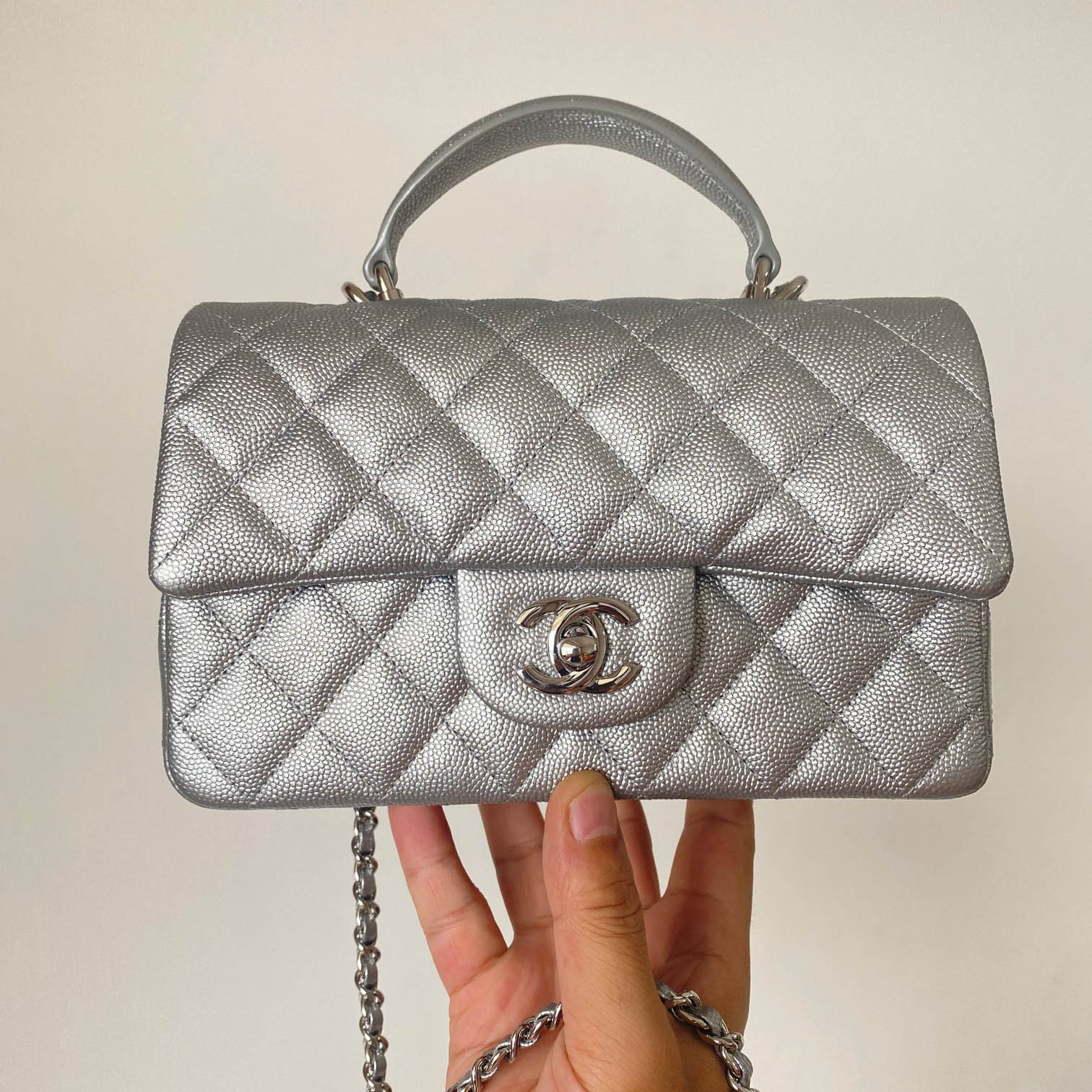 샤넬 핸들 장식의 미니 플랩백 메탈릭 그레인드 메탈 실버 AS2431-B05576-45002