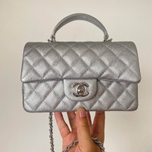 샤넬 핸들 장식의 미니 플랩백 메탈릭 그레인드 메탈 실버 AS2431-B05576-45002