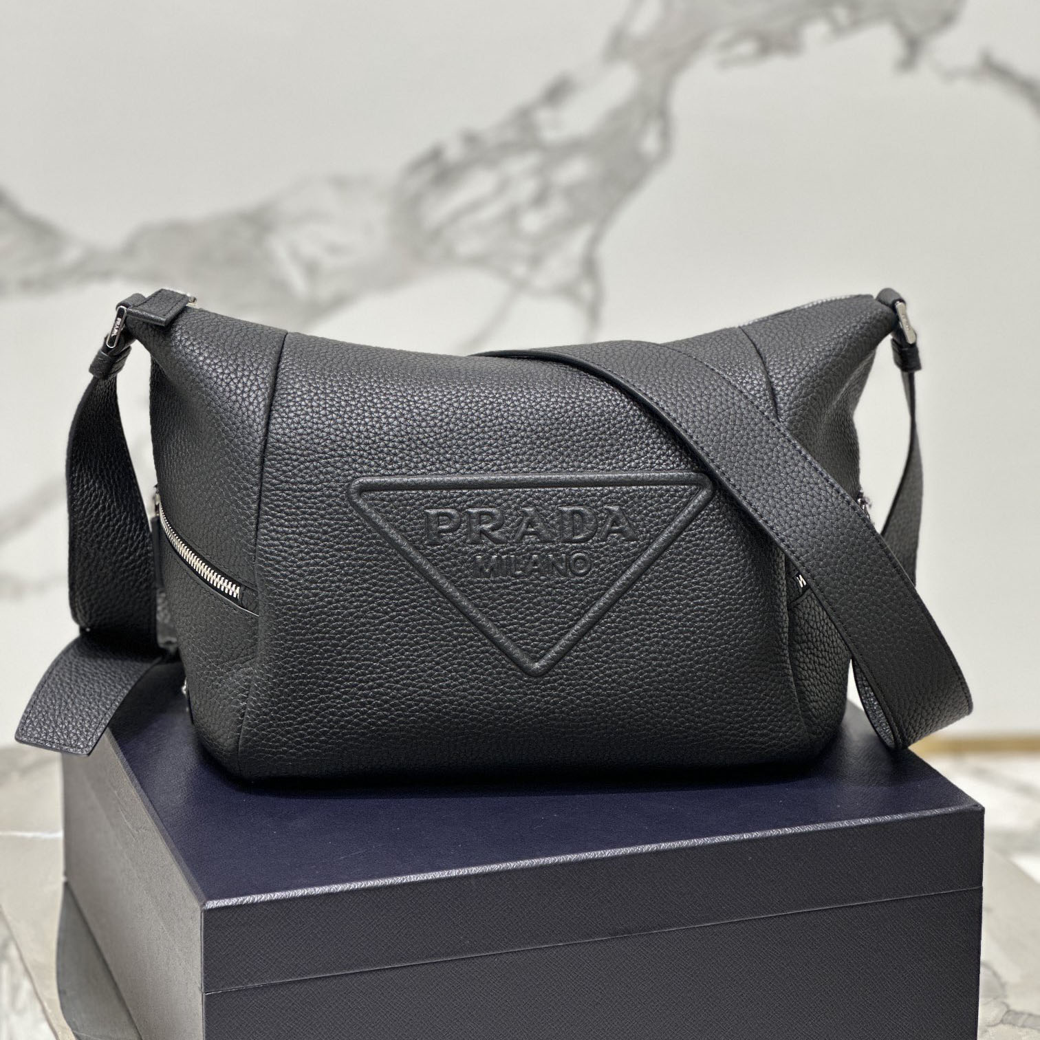 프라다 삼각로고 엠보스 크로스백 3칼라 2VH165