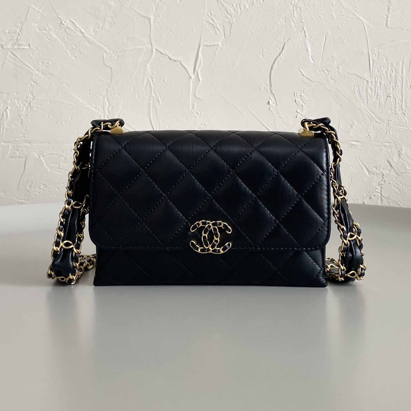 샤넬 23K 19 체인 더블 포켓 플랩백 (2컬러) AP3572