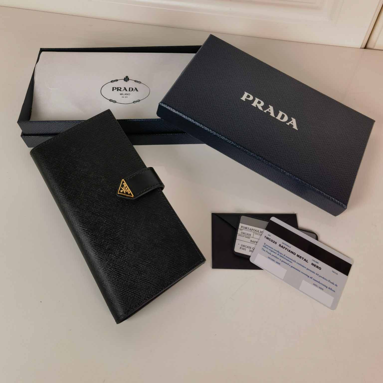 프라다 여자 장지갑 사피아노 가죽 지갑 블랙 1MV025