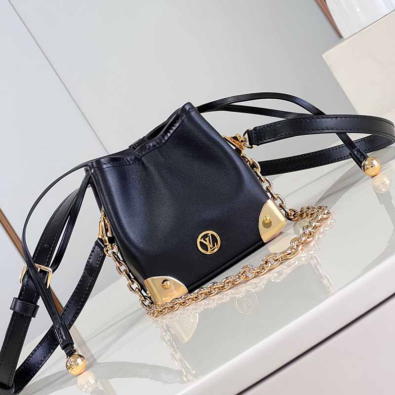 루이비통 노에 퍼스 LV 참 패션 레더 M82886