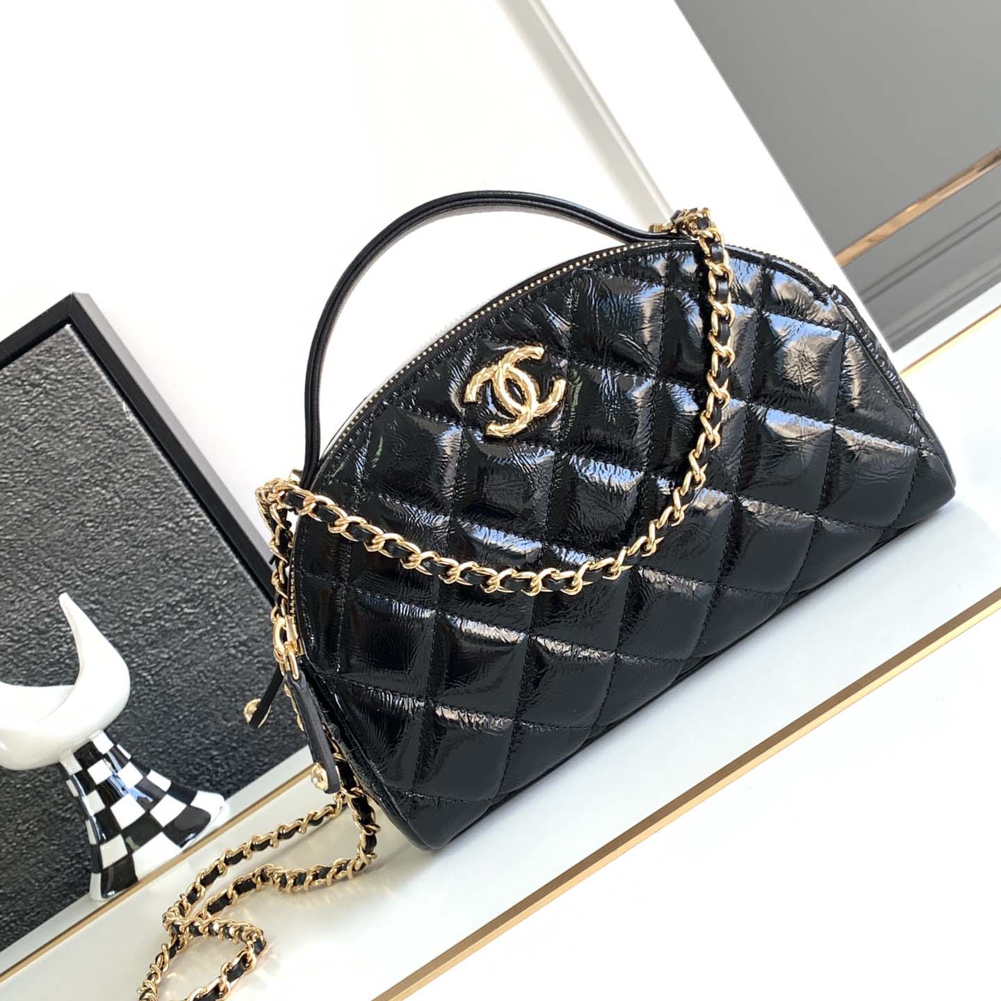 샤넬 23K cc로고 페이턴트 탑핸들 볼링백 (3컬러) AP3587