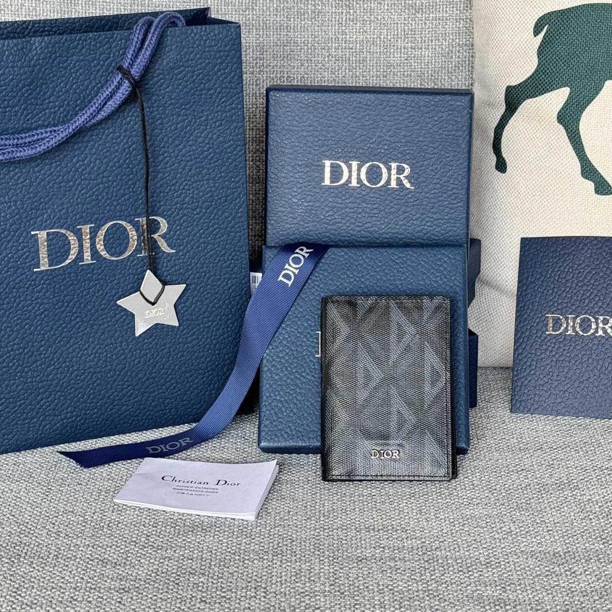 디올 DIOR CD 다이아몬드 2단 남성 카드 지갑 3칼라 2ESCH138DCO H43E