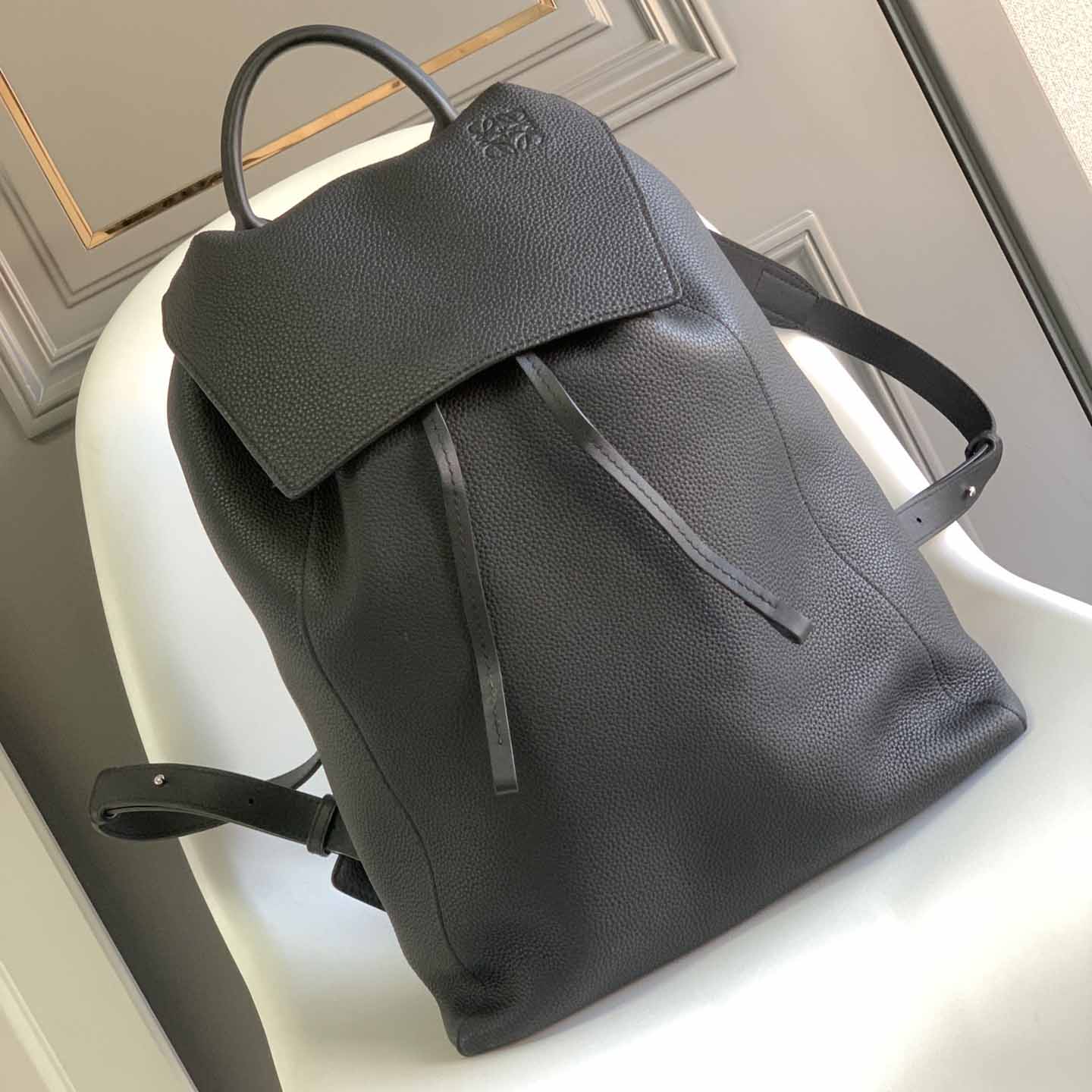 로에베 남성 아나그램 드로스트링 백팩 B871J17X01 1100