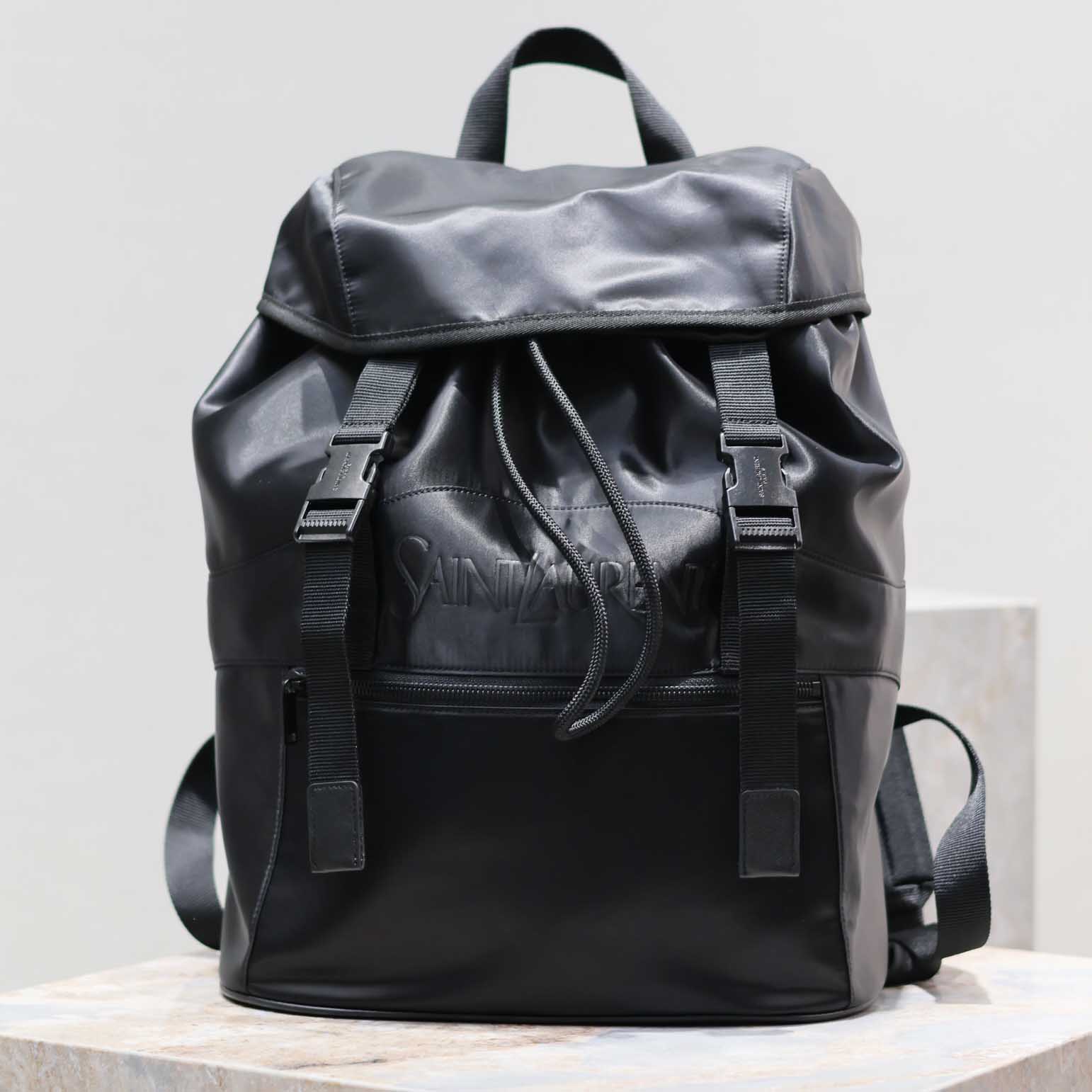 생로랑 로고 디테일 레더 백팩 756285 AACMV 1000