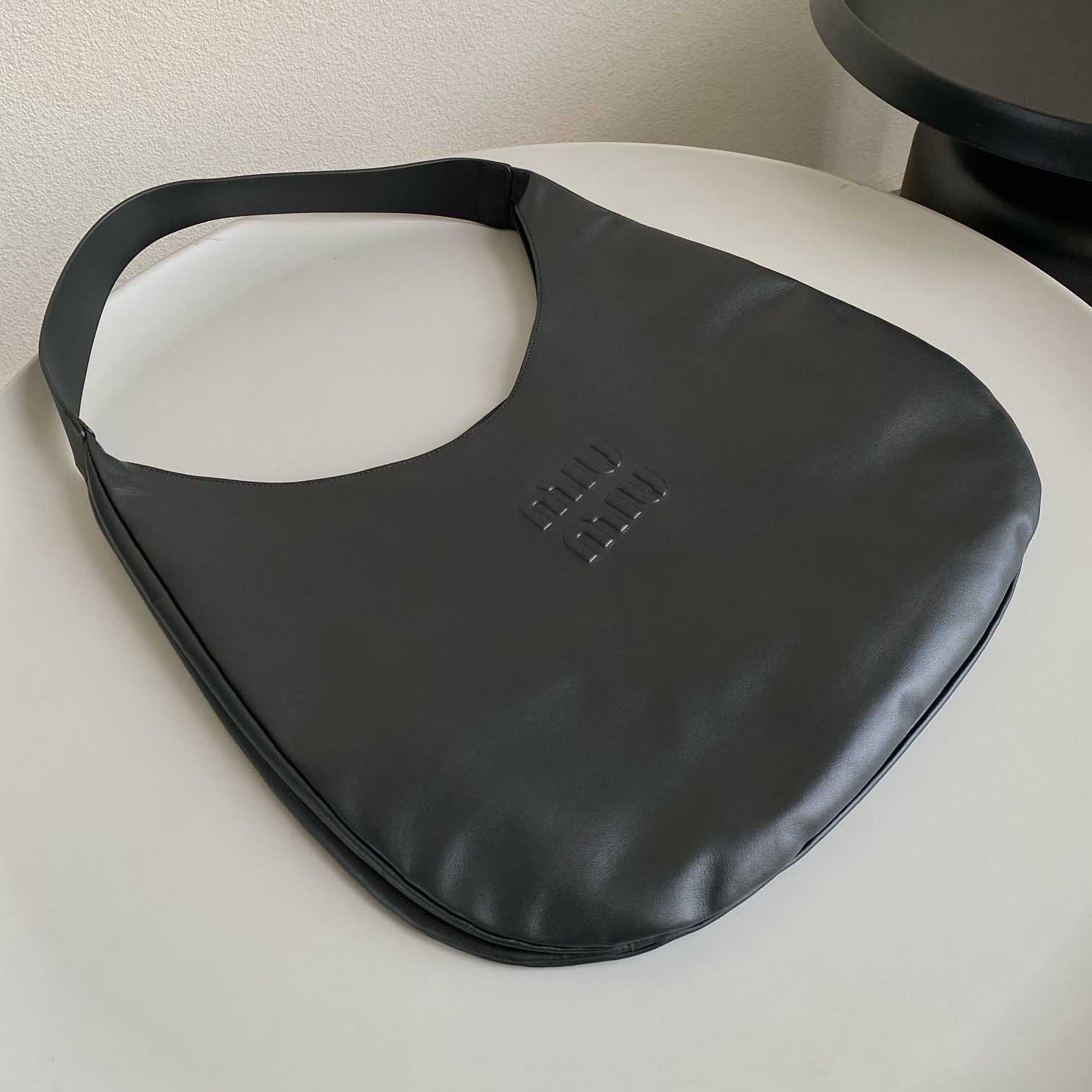 미우미우 여성 레더 호보 백 블랙 5BC155 2DDJ F0002