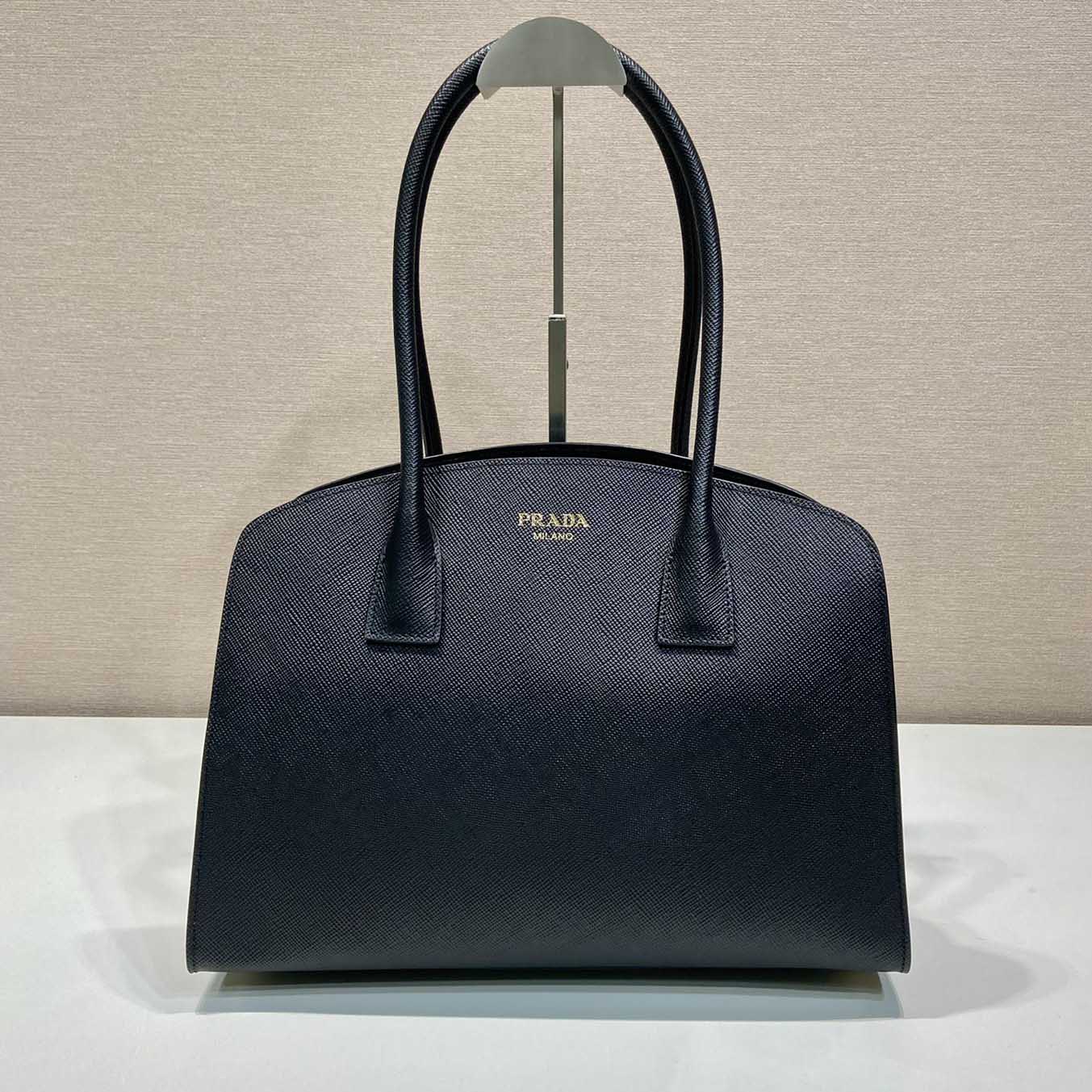 프라다 신형 사피아노 토트백 블랙 1BG520