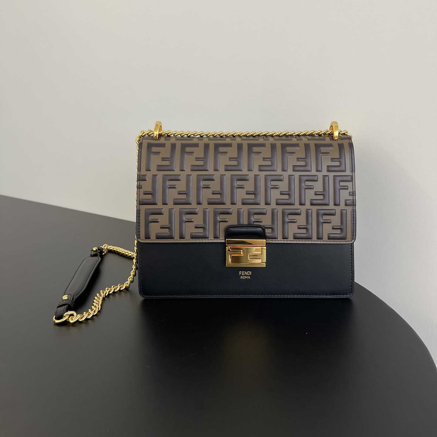 펜디 블랙 카프스킨 FF 로고 칸 아이 체인 여성 숄더백 8BT315 PC1222 BA00
