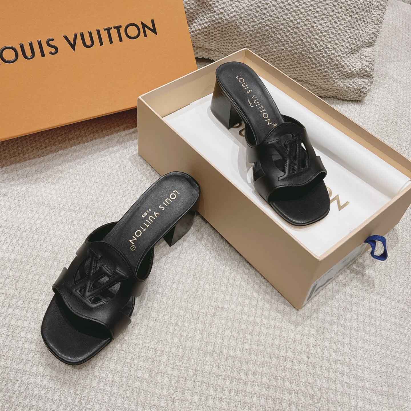루이비통 LV 신상 ISOIA 가죽 샌들 블랙 1ACG4G
