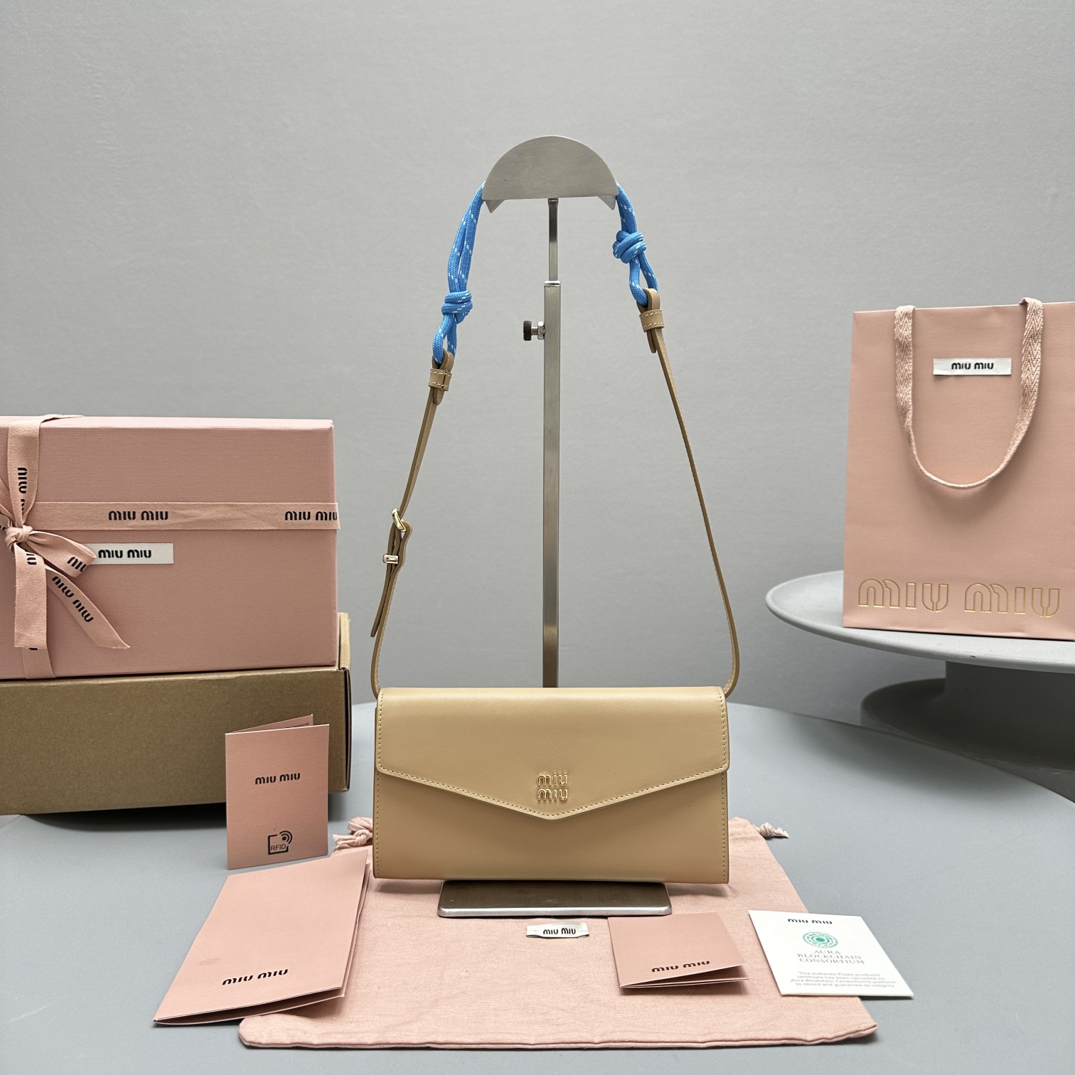 미우미우 레더 월렛 위드 코드 스트랩 3칼라 5MT025