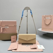 미우미우 레더 월렛 위드 코드 스트랩 3칼라 5MT025