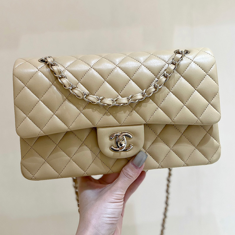 샤넬 클래식 미디움 램스킨 플랩백 베이지 금장 A01112