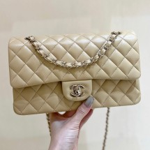 샤넬 클래식 미디움 램스킨 플랩백 베이지 금장 A01112
