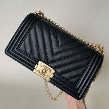 샤넬 보이백 미디움 쉐브론 캐비어 블랙 골드 A67086 (6칼라)