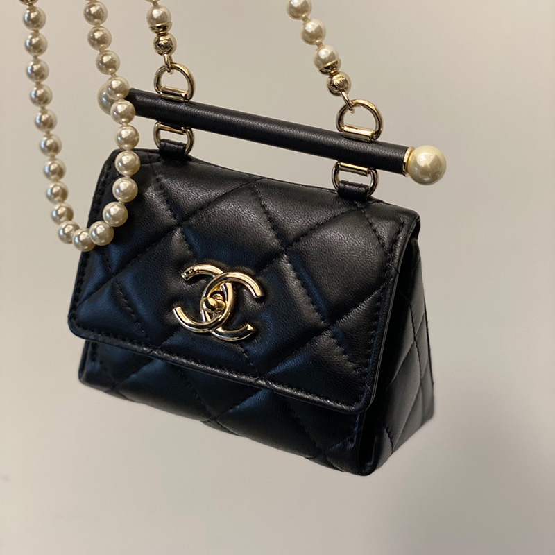샤넬 24S 진주 체인 램스킨 트라이앵글 미니백 블랙 AP4006