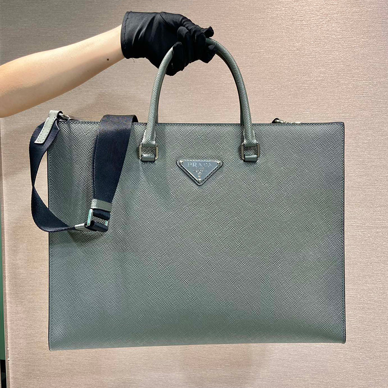 프라다 삼각로고 패치 사피아노 레더 남성 토트백 2VG101