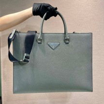 프라다 삼각로고 패치 사피아노 레더 남성 토트백 2VG101