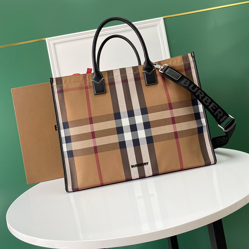 버버리 체크 캔버스 토트백  80418941