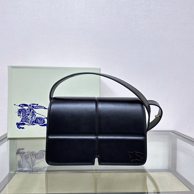 버버리 24SS  블랙 EKD 엠보싱 스닙 백 2칼라  80889161